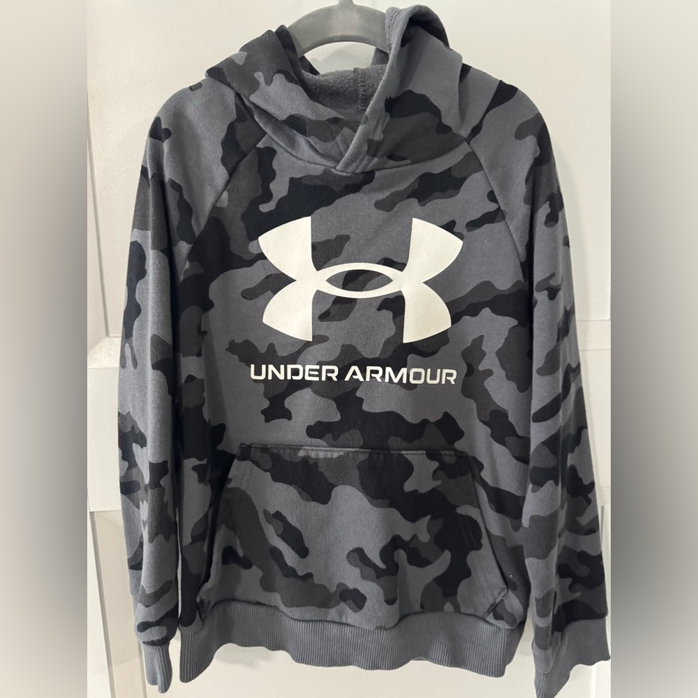 Under Armour Gray & Black Camo Hoodie boys XS